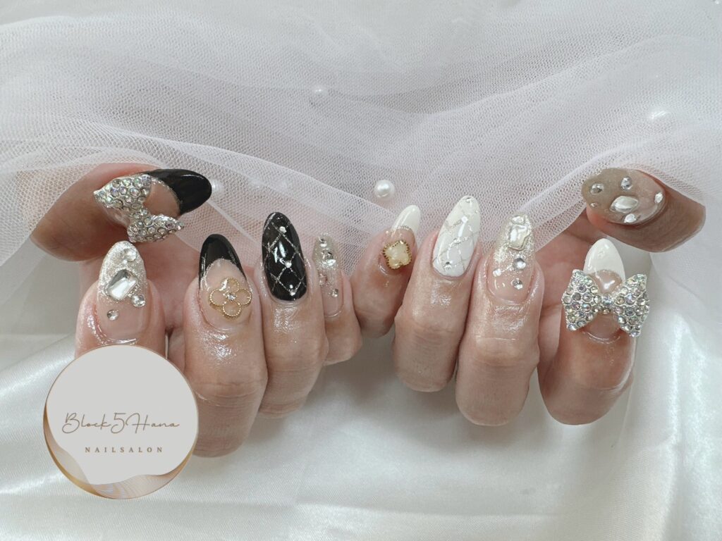 Nail No.2575【大ぶりパーツと白黒フレンチ】