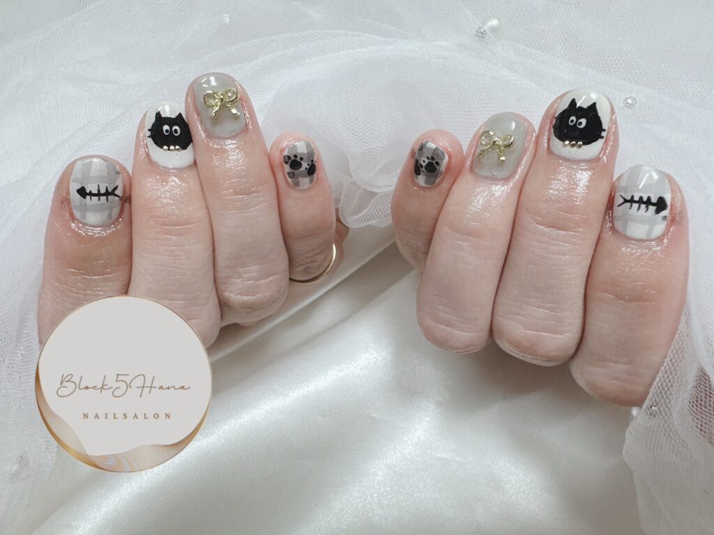 Nail No.2577【グレーとネコモチーフの手描きネイル】