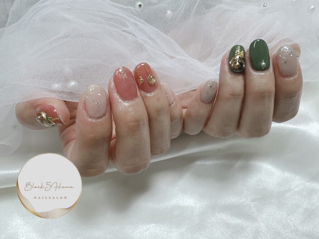 Nail No.2592【ピンクとグリーンのクリスマスネイル】