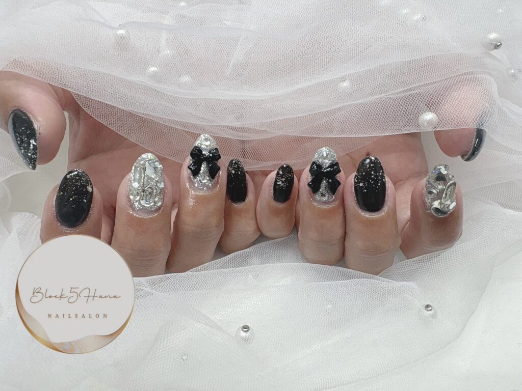 Nail No.2894【ブラックリボン×シルバーラメのパーツネイル】