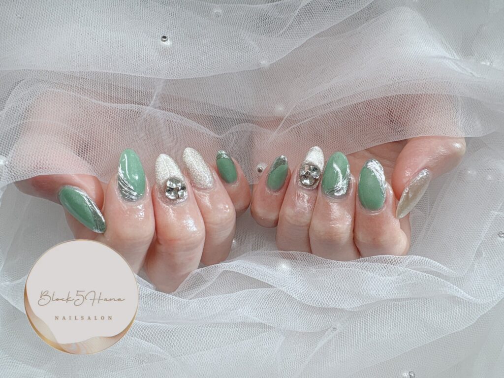 Nail No.2924【シルバーカラーがワンポイントのマグネットネイル】