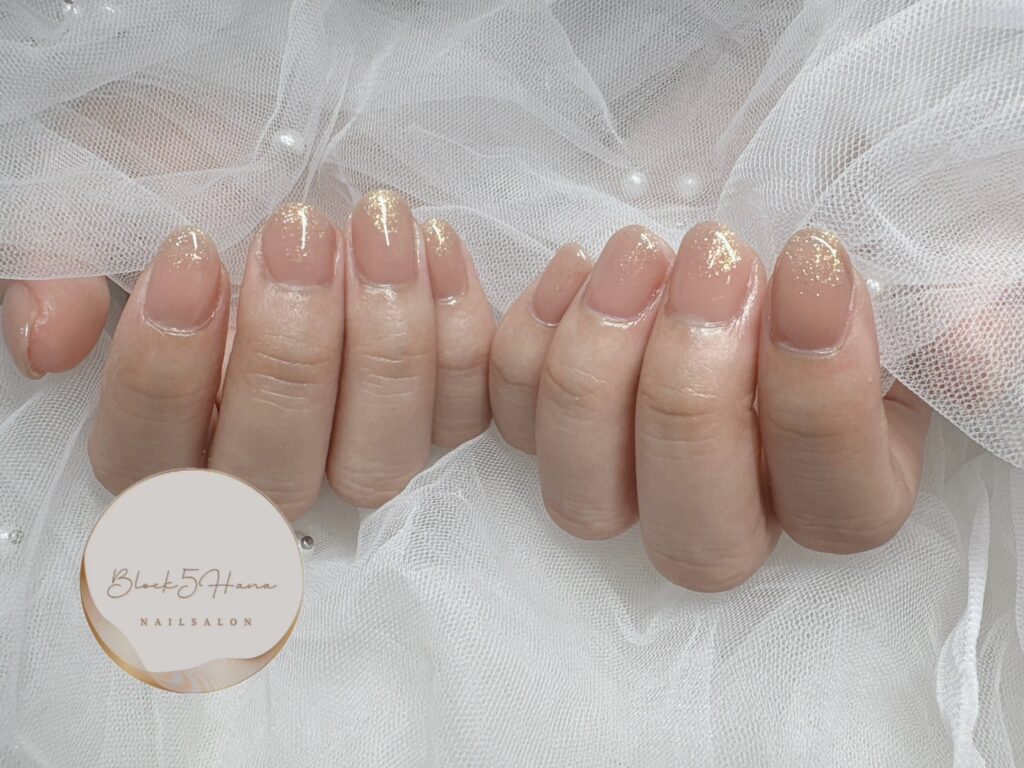 Nail No.2937【ゴールドラメがアクセントのナチュラルネイル】