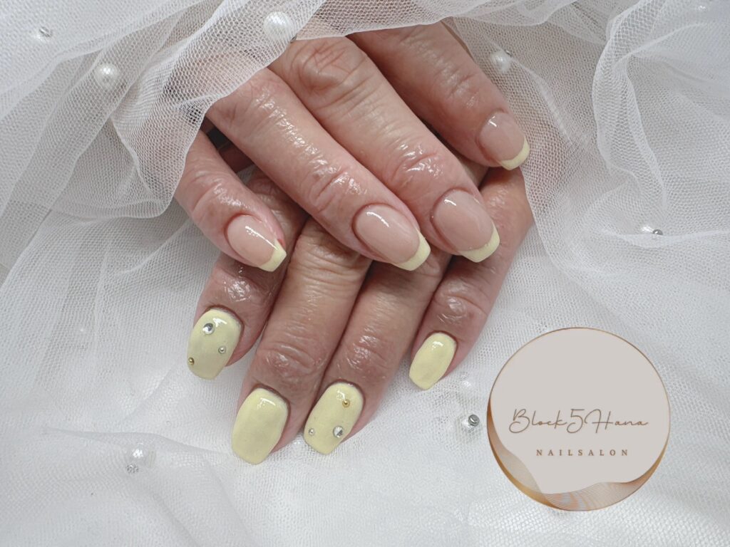 Nail No.2939【左右デザイン違いで楽しむフレンチネイル】