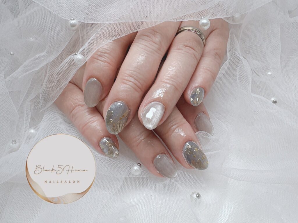Nail No.2941【ホワイト系マグネットと繊細ゴールドライン】