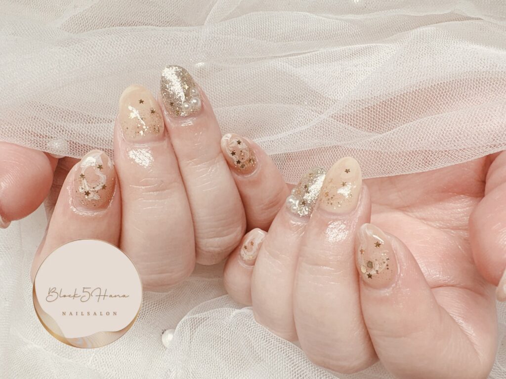 Nail No.3626【ベージュとゴールドできらめくスターネイル】