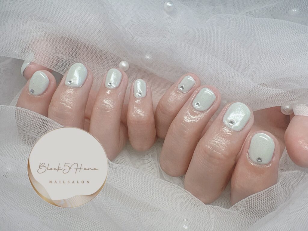 Nail No.4097【ストーンがワンポイントなオーロラネイル】