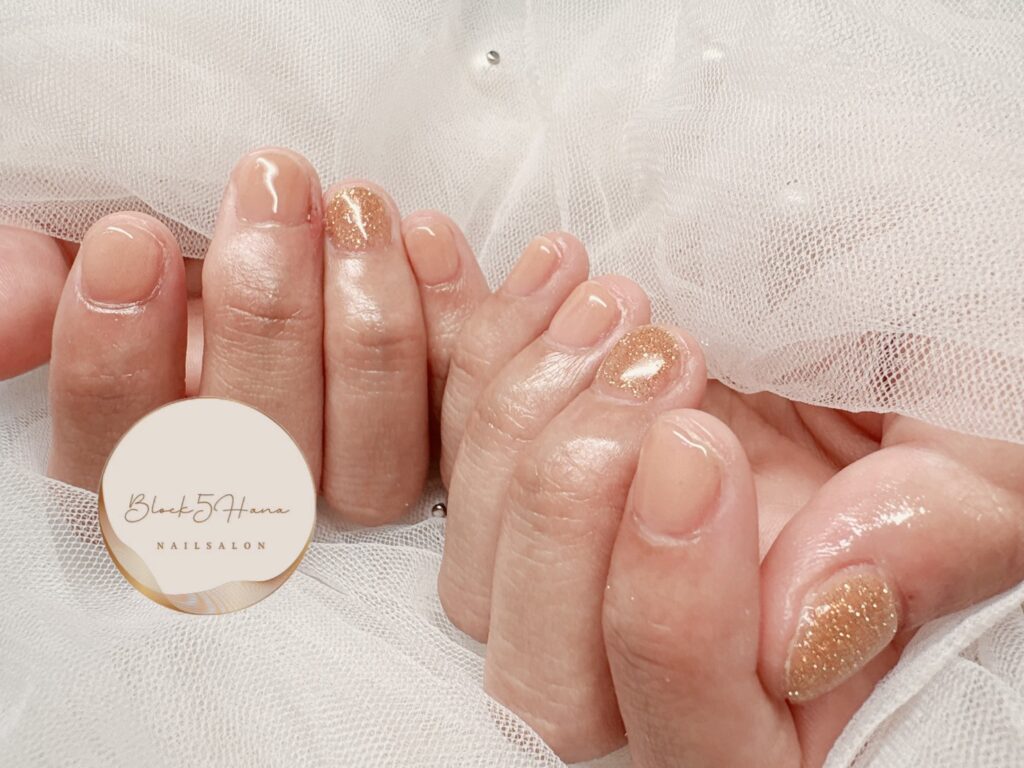 Nail No.4110【ナチュラルカラーと組み合わせたフラッシュネイル】