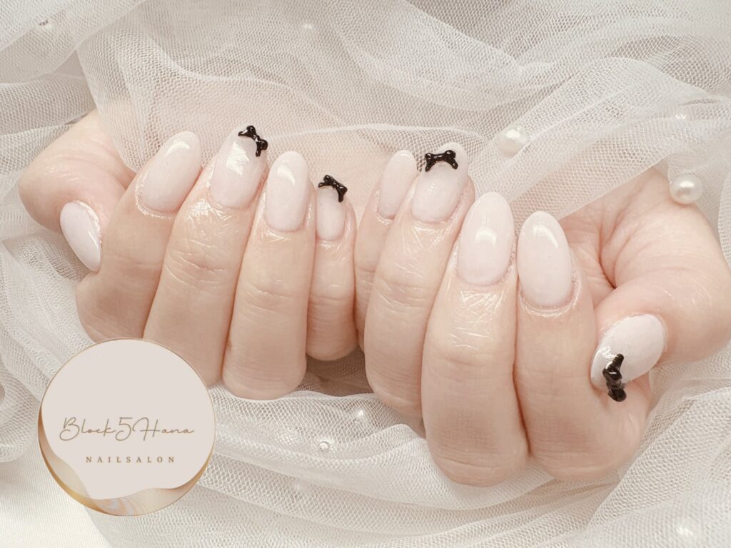 Nail No.4293【ホワイトベージュ×ブラック シンプルなリボンネイル】