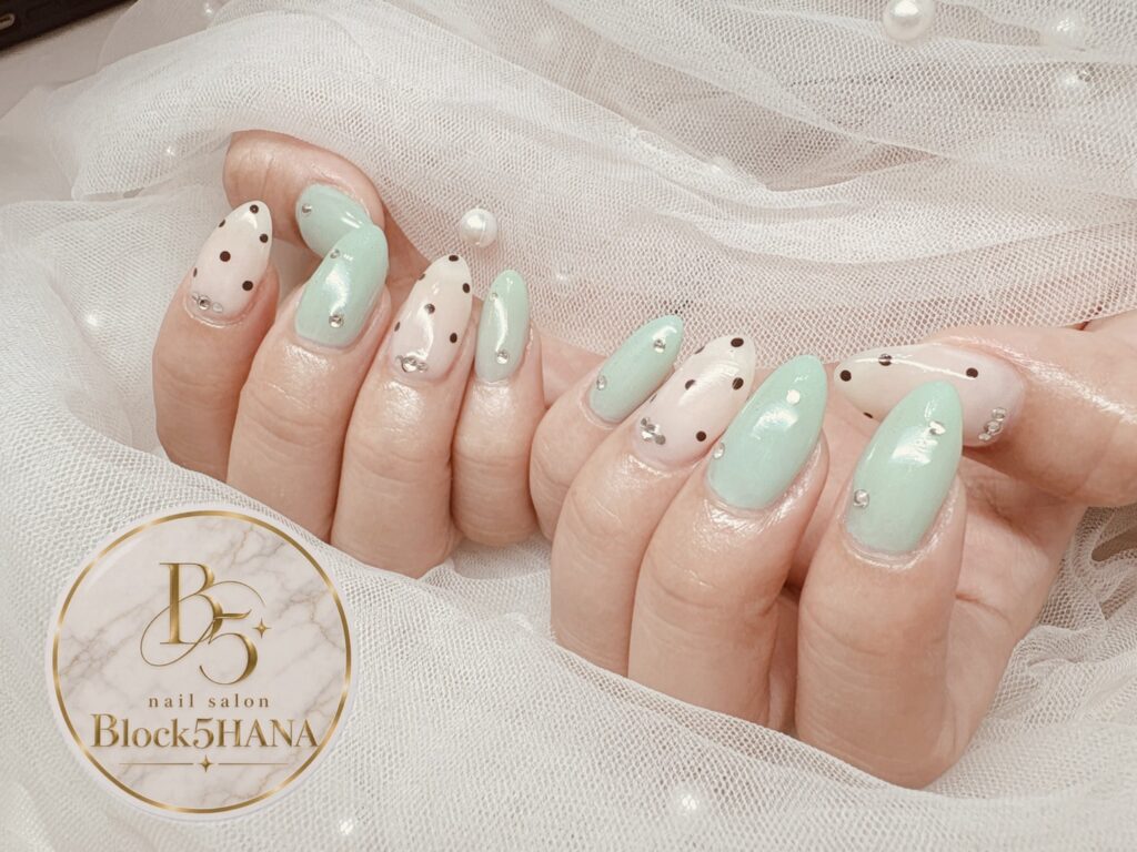Nail No.4393【ミントグリーンのドットネイル】