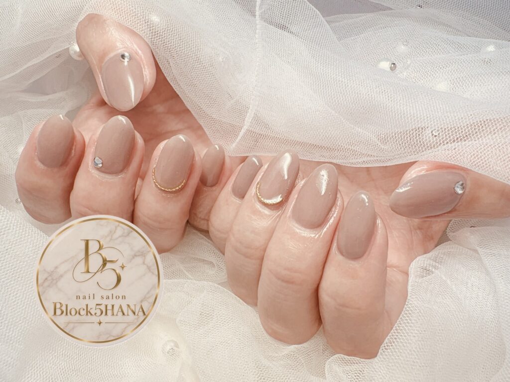 Nail No.4411【上品なグレージュ×ゴールドラインのシンプルネイル】