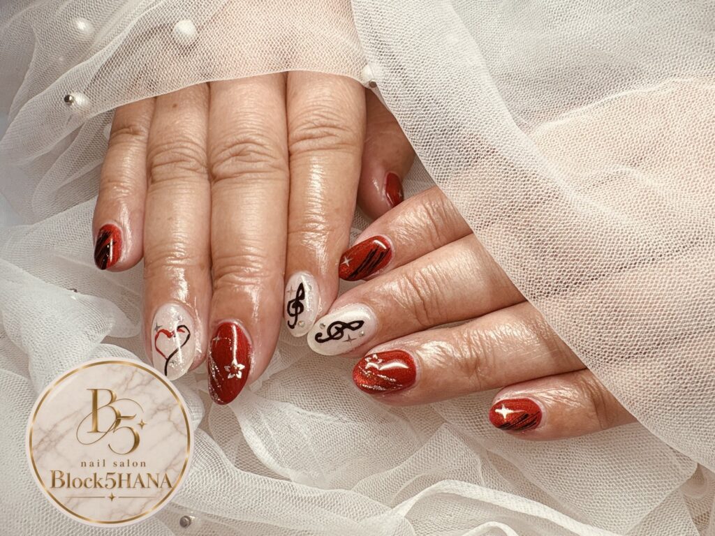 Nail No.4418【情熱的なレッド×音符とハートが輝く華やかなライブネイル】