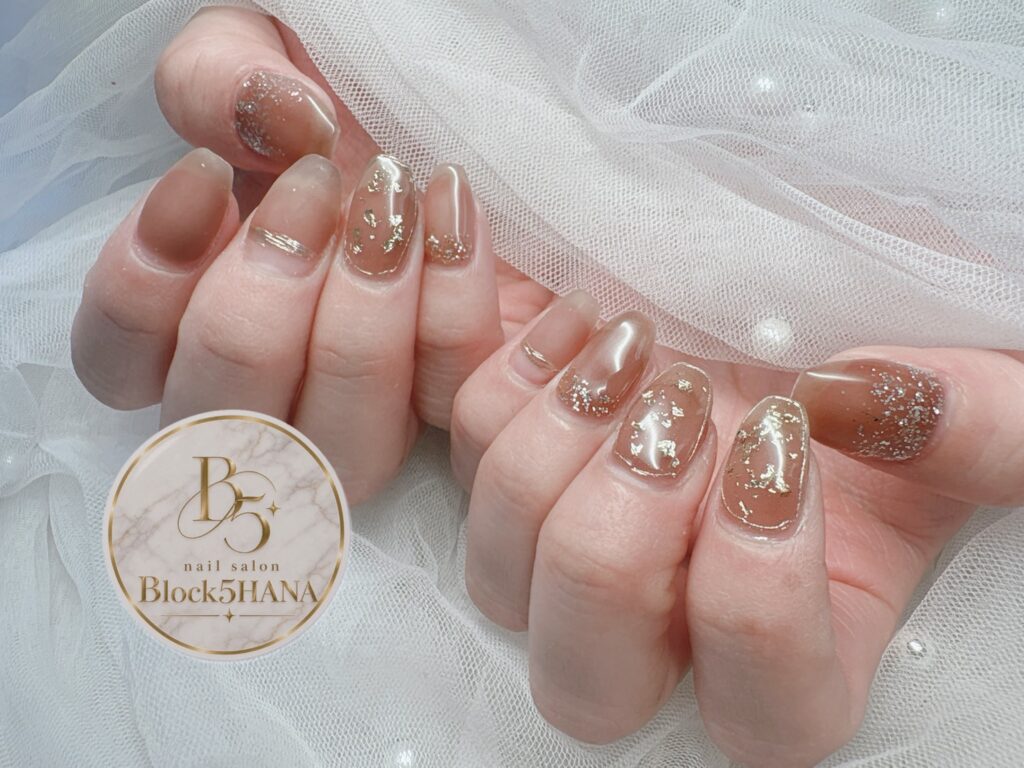 Nail No.4425【モカブラウンのマット×ゴールドラメが上品なニュアンスネイル】