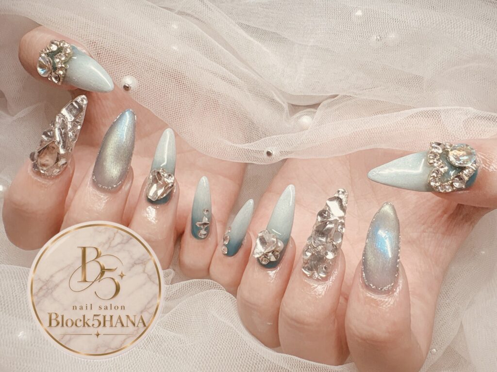 Nail No.4428【アイスブルー×シルバーミラーの華やかビジューネイル】