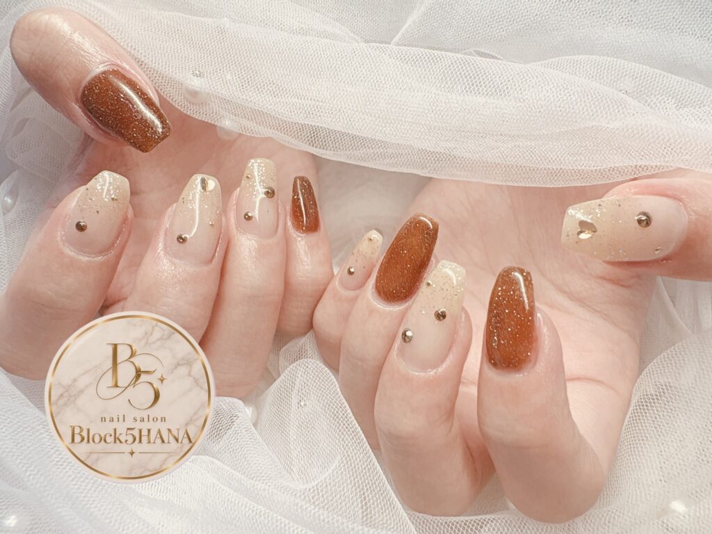 Nail No.4432【ブラウンフラッシュとゴールドパーツが輝く大人ネイル】